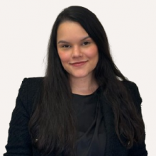 Ángela María Serrano Muñoz - Abogada Senior en Parra Rodríguez Abogados, especialista en litigios civiles, comerciales y contencioso administrativos.