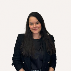 Ángela María Serrano Muñoz - Abogada Senior en Parra Rodríguez Abogados, especialista en litigios civiles, comerciales y contencioso administrativos.