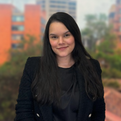 Ángela María Serrano Muñoz - Abogada Senior en Parra Rodríguez Abogados, especialista en litigios civiles, comerciales y contencioso administrativos.